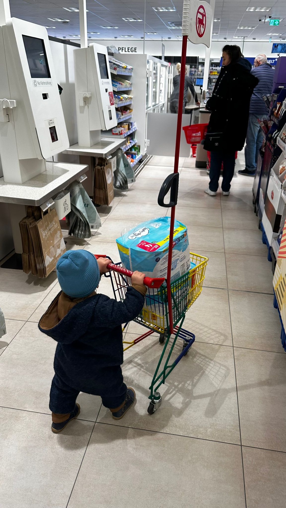 Kind beim Einkaufen im Supermarkt