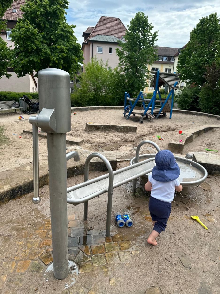 Baby auf dem Spielplatz