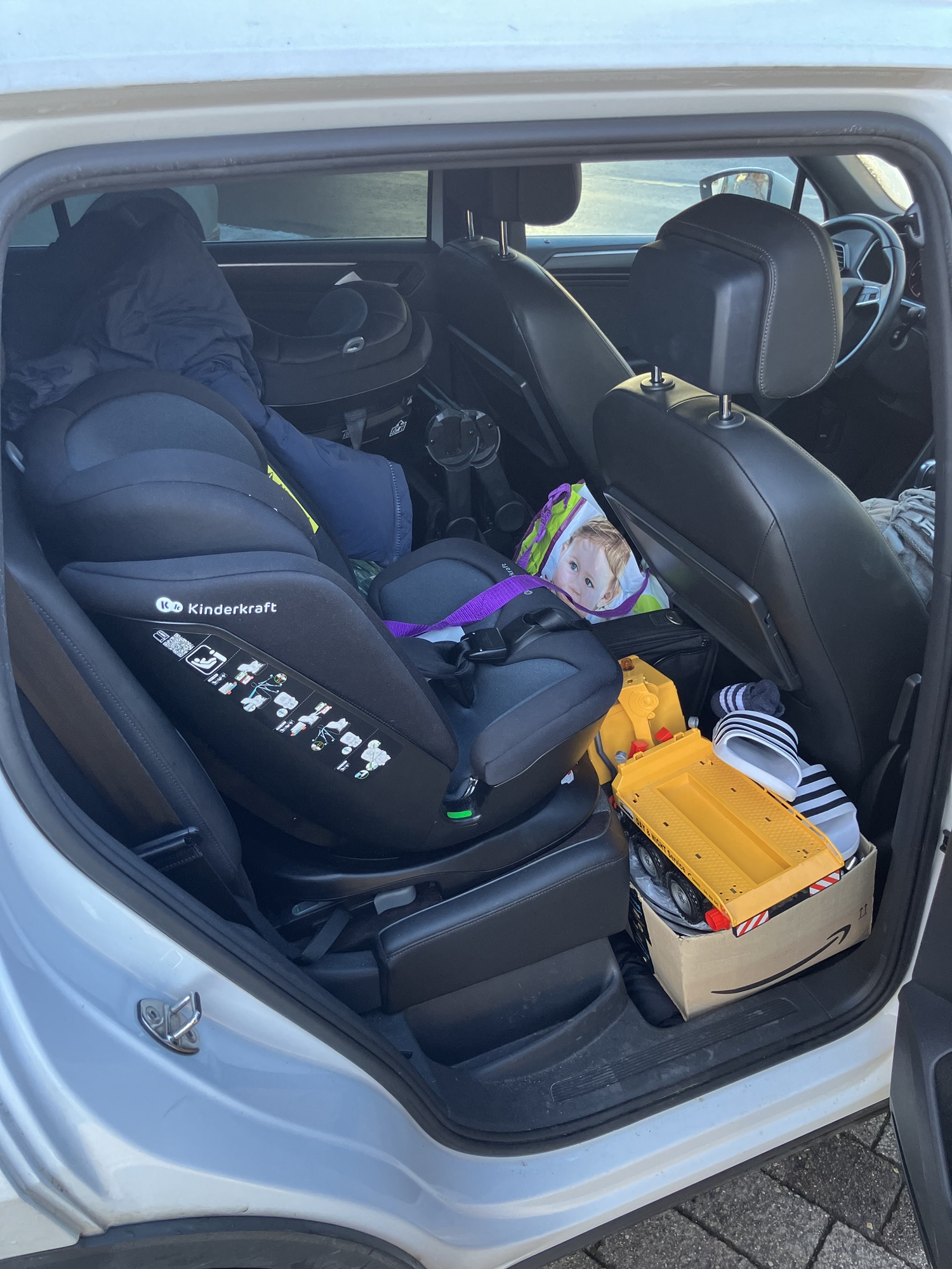 Kindersitz im Auto, in dem keine Beikost angeboten werden sollte