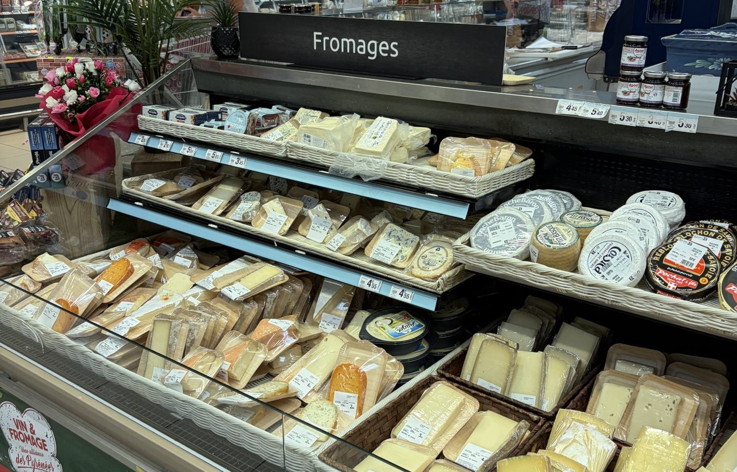 Käsetheke mit verschiedenen Käsesorten im Supermarkt